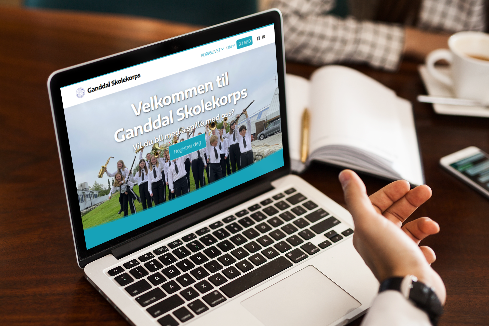 Nettside Bærbar PC som viser illustrasjonsbilde av en nettside. Tekst på nettsiden "Velkommen til Gandal Skolekorps"